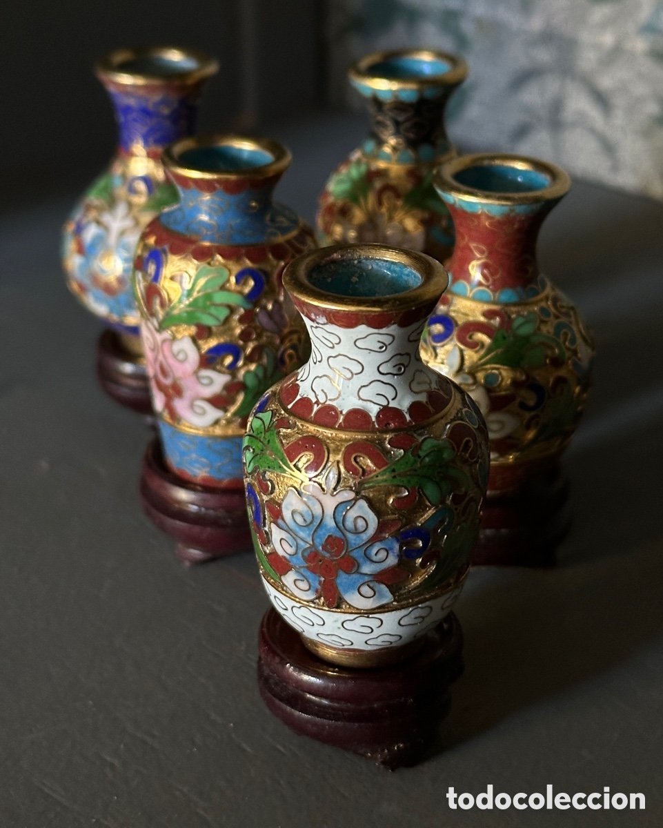 Antig&uuml;edades: Conjunto de 5 peque&ntilde;os jarrones chinos en Cloisonn&eacute; con peanas y caja original