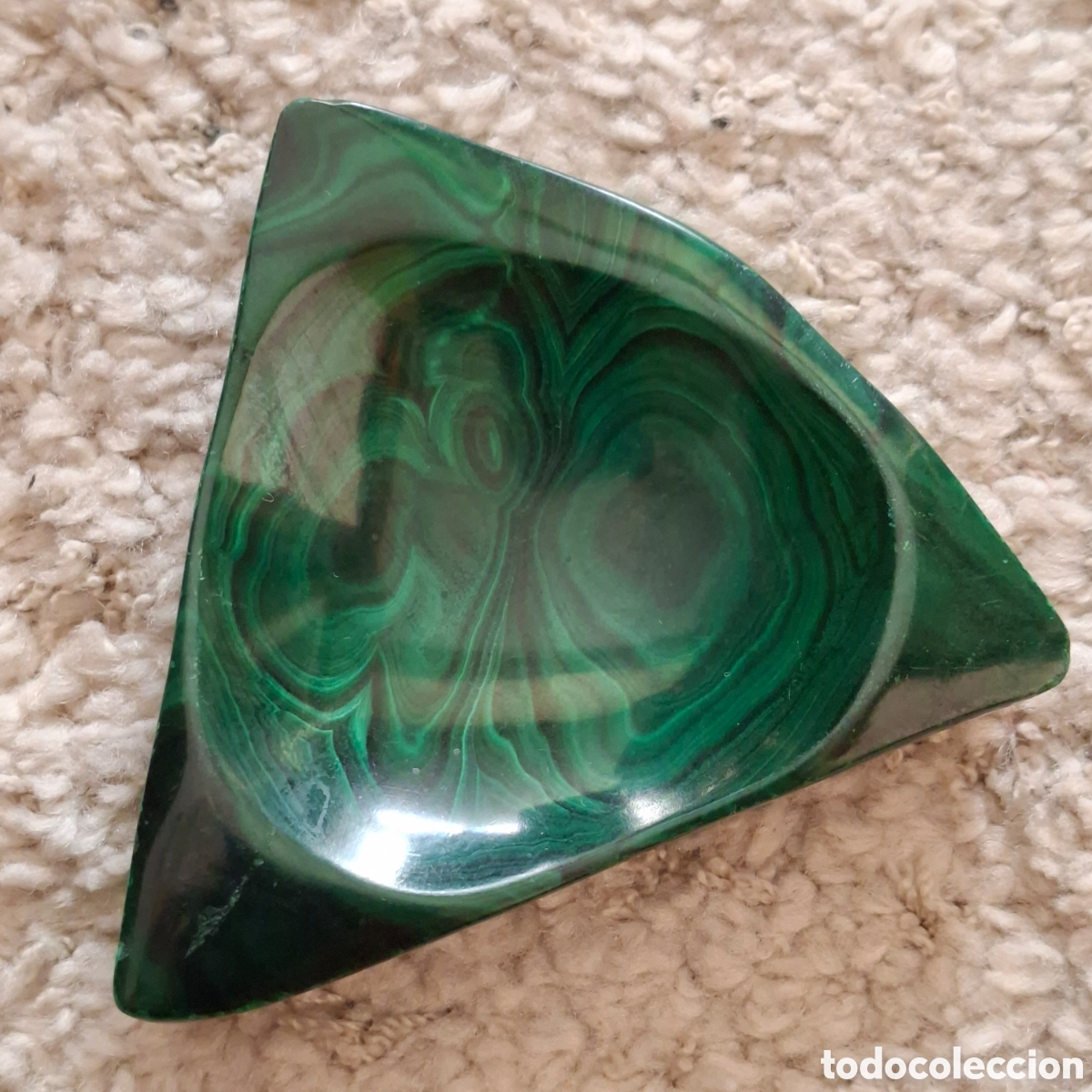 Antig&uuml;edades: Cenicero de malaquita en su color. Forma triangular. A&ntilde;os 1965/70 Espa&ntilde;a