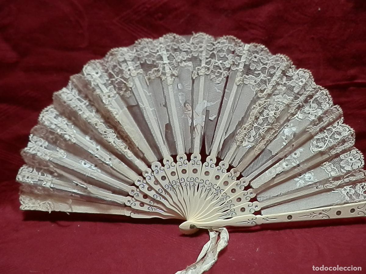 Antig&uuml;edades: ANTIGUO HABANICO DE COMUNION EN ORGANDI PINTADO Y ADORNOS DE ENCAJE