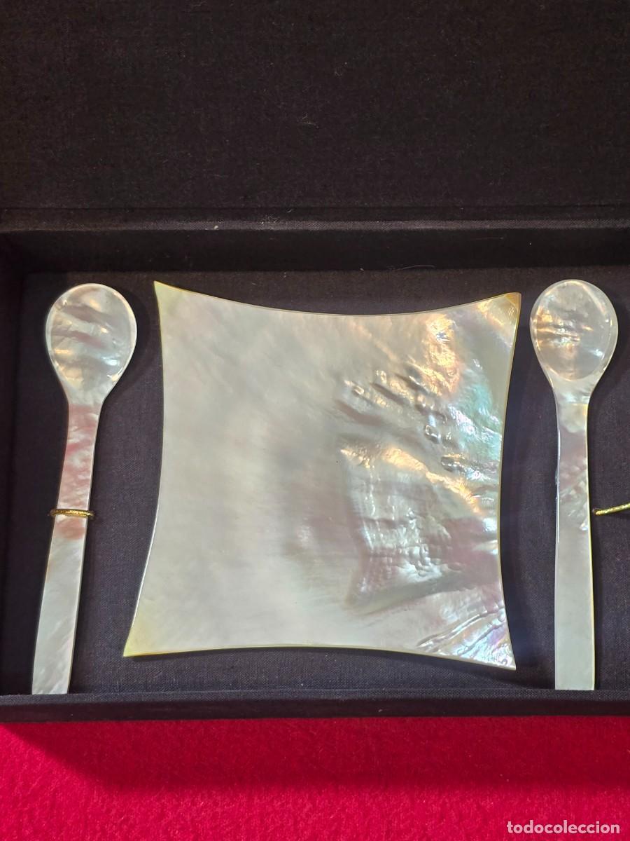 Antig&uuml;edades: PLATO Y CUCHARAS DE NACAR. - Foto 1