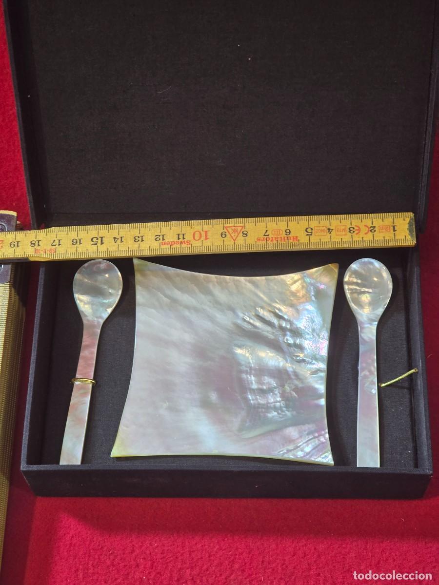 Antig&uuml;edades: PLATO Y CUCHARAS DE NACAR. - Foto 3