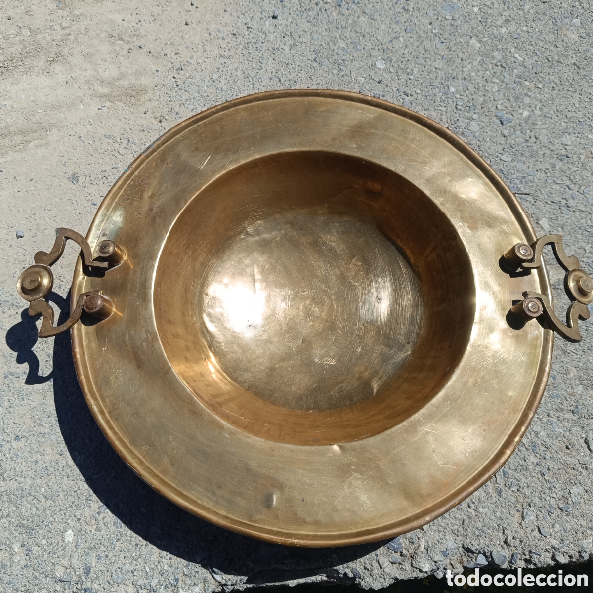 Antig&uuml;edades: Brasero antiguo de lat&oacute;n bronce - Foto 1