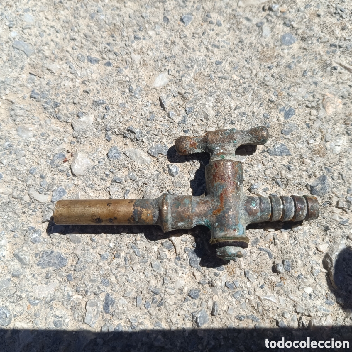Antig&uuml;edades: Antigua llave grifo de bronce lat&oacute;n - Foto 1