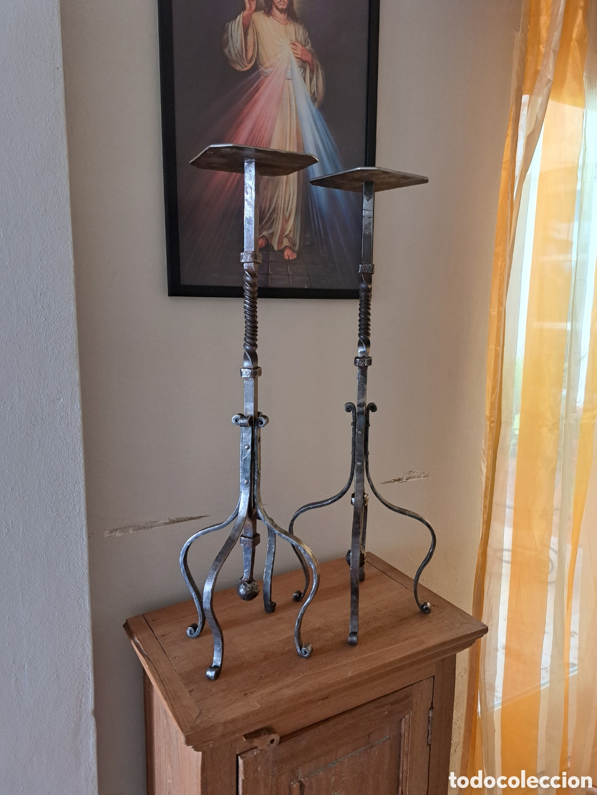 Antig&uuml;edades: Candelabros de forja con bandeja paravelas