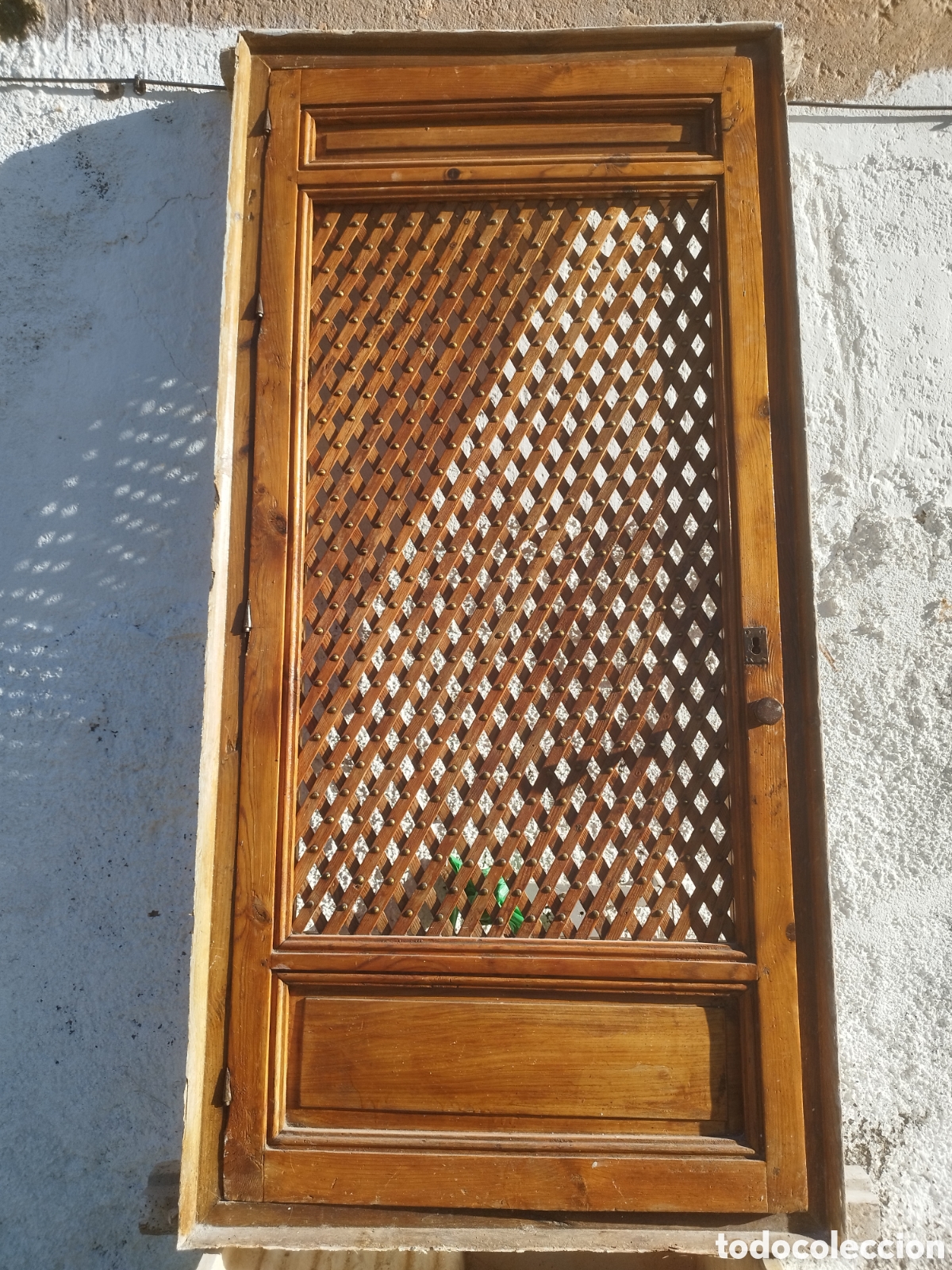 Antig&uuml;edades: Puerta con marco alacena cocina con remaches