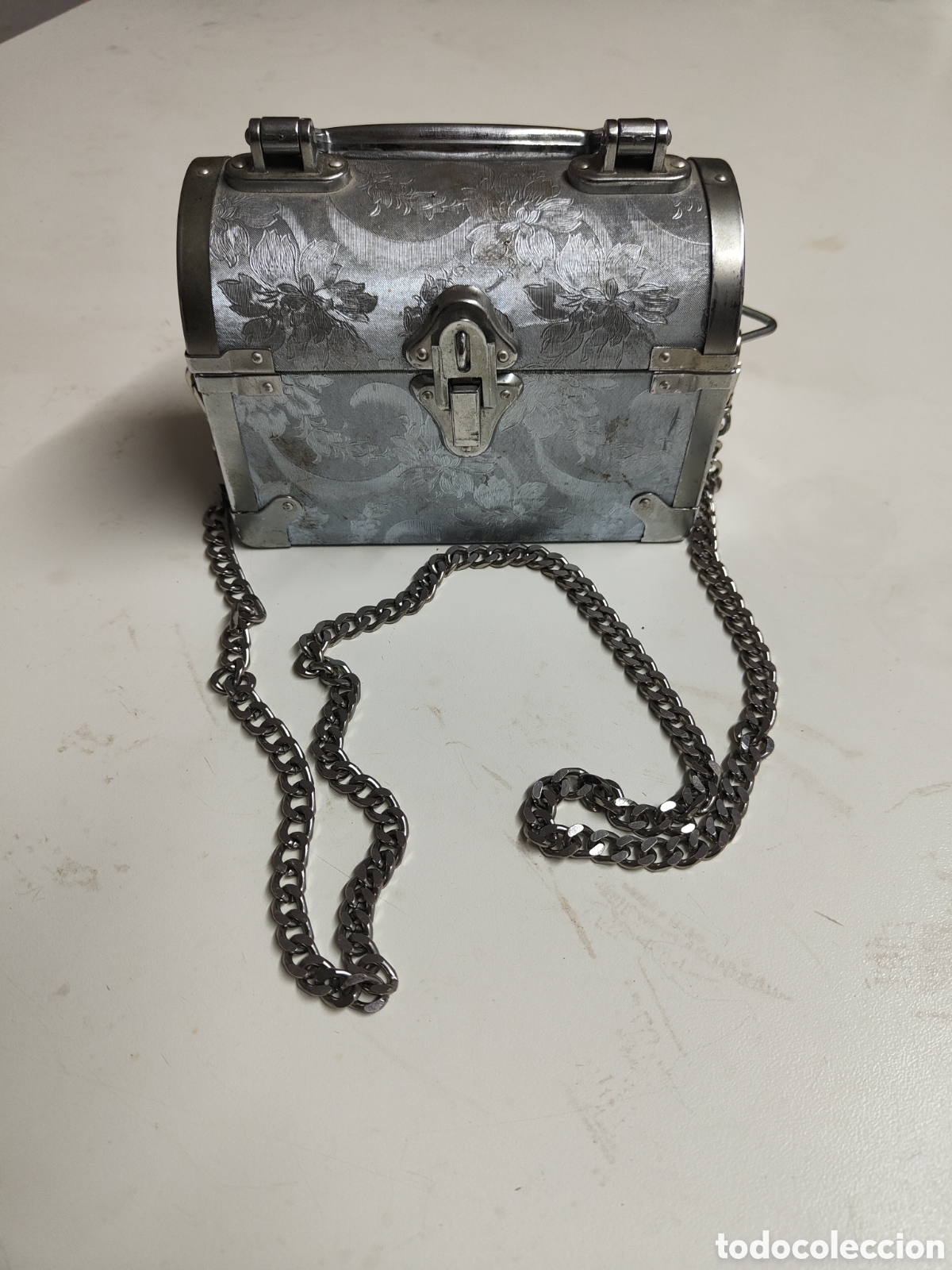 Antig&uuml;edades: Bolso cofre plateado con cadena - Foto 1