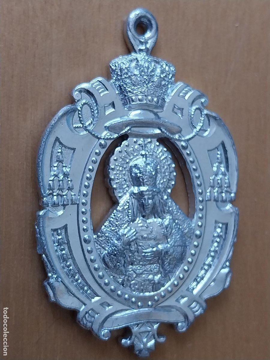 Antig&uuml;edades: VIRGEN MACARENA SEVILLA HERMANDAD MEDALLA 6.97CMS ALTO ALUMINIO O SIMILAR