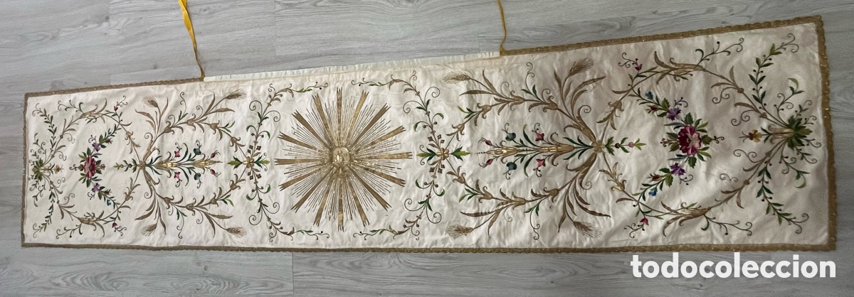 Antig&uuml;edades: Humeral,moar&eacute; de seda bordado en seda