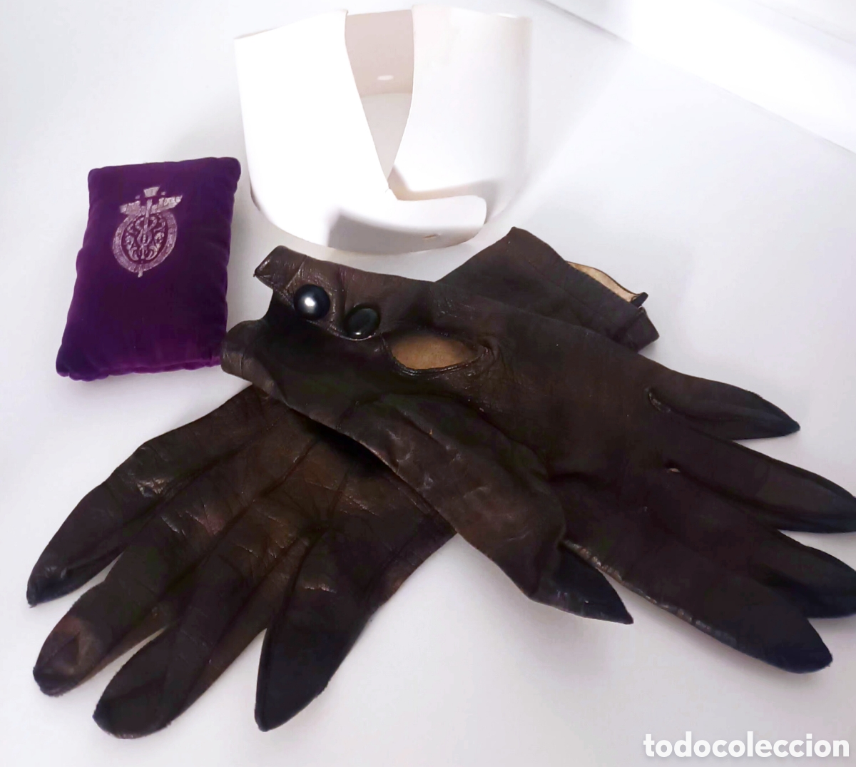 Antig&uuml;edades: Set accesorios antiguos de caballero sombrero copa guantes de cuero, limpiador de terciopelo, cuello