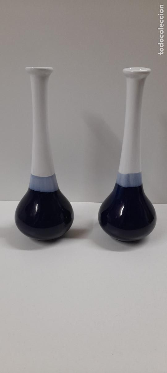 Antig&uuml;edades: BONITA PAREJA DE FLOREROS / VIOLEROS . REALIZADOS EN CERAMICA . MEDIDA DE ALTURA 22,7 CM
