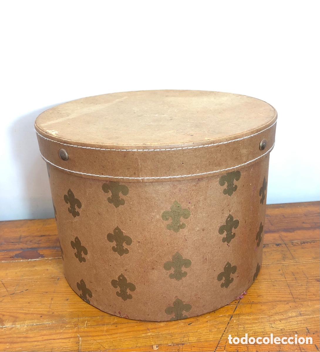 Antig&uuml;edades: Fabulosa caja redonda Flor de Lis &bull; para sombrero o similar