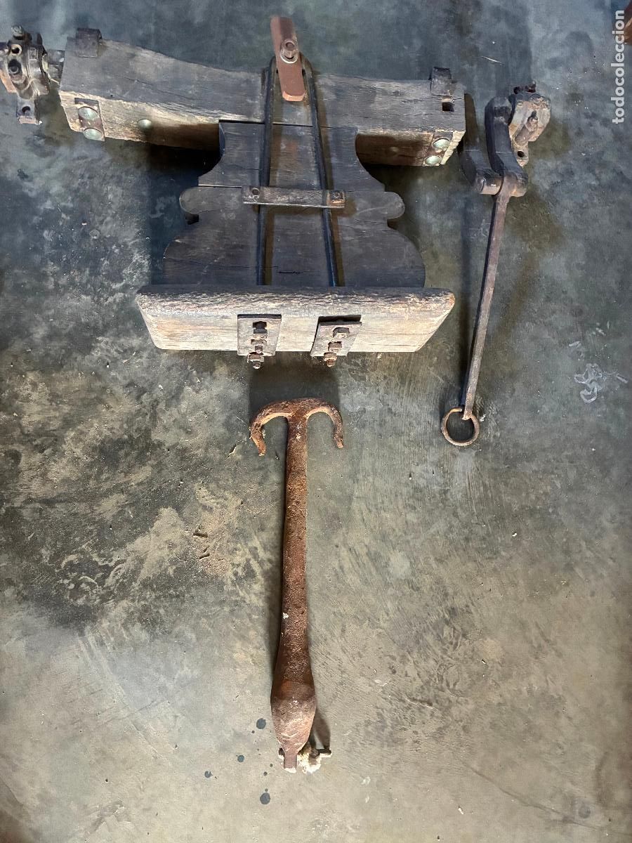 Antig&uuml;edades: Antiguo yugo contrapeso de campana antigua mide 80x45x18 el badajo de hierro 48 cm ver fotos