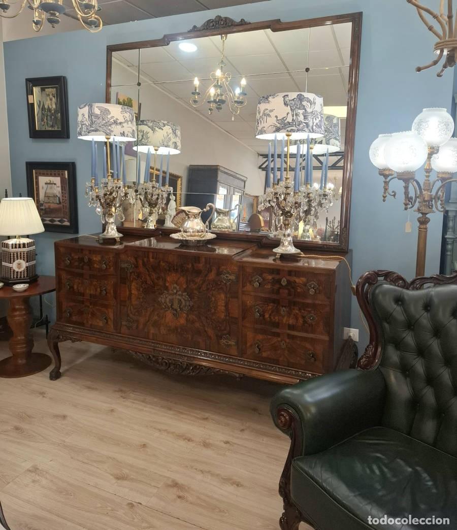 Antig&uuml;edades: Aparador Chippendale de ra&iacute;z de nogal con espejo