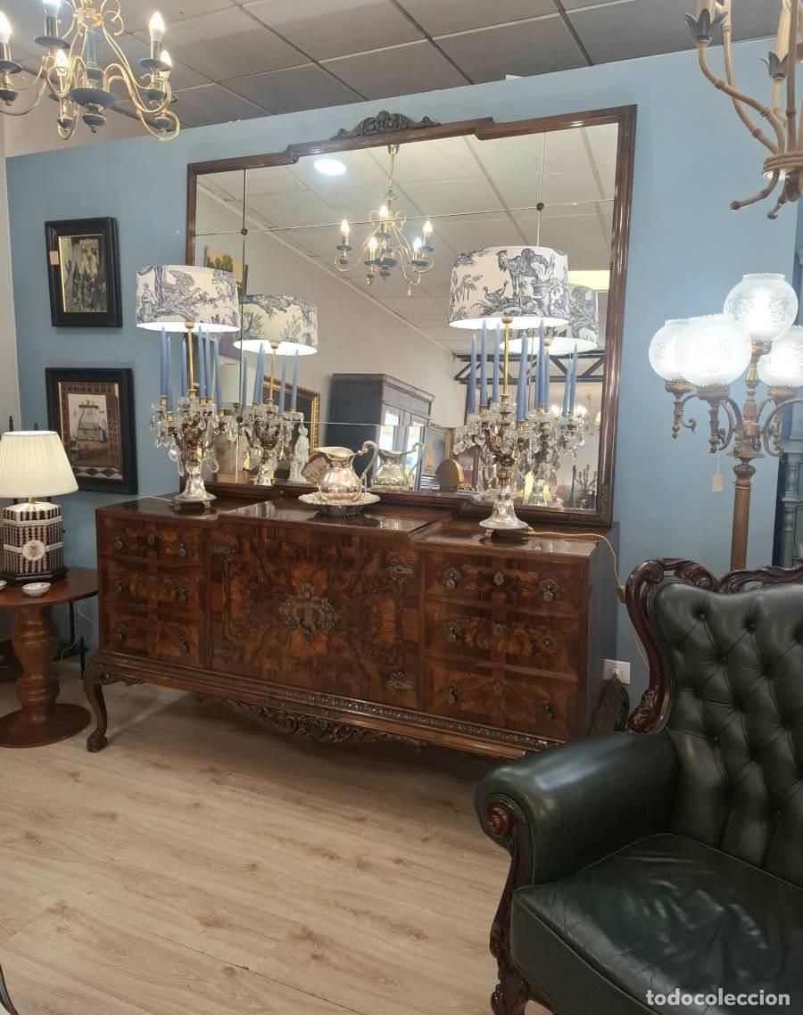 Antig&uuml;edades: Aparador Chippendale de ra&iacute;z de nogal con espejo