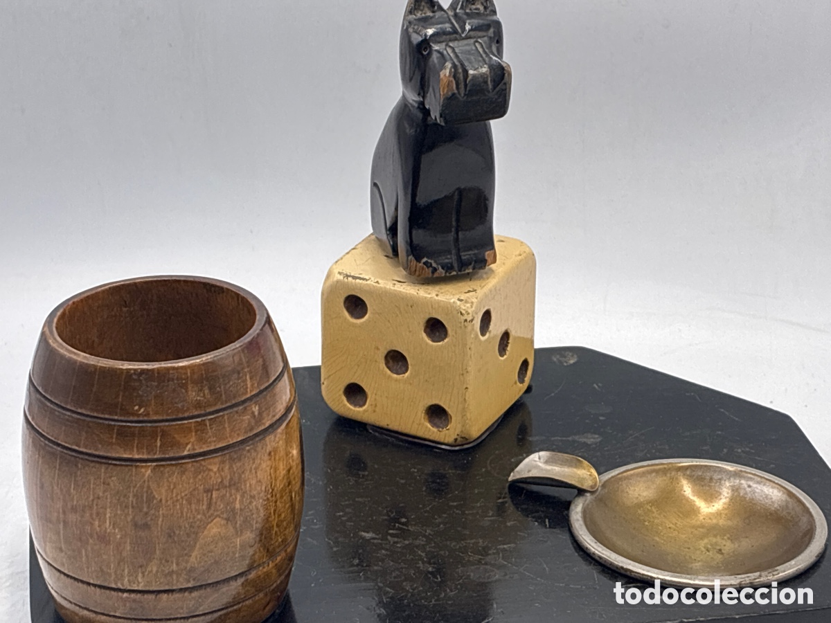 Antig&uuml;edades: Cenicero con portacigarros de madera.