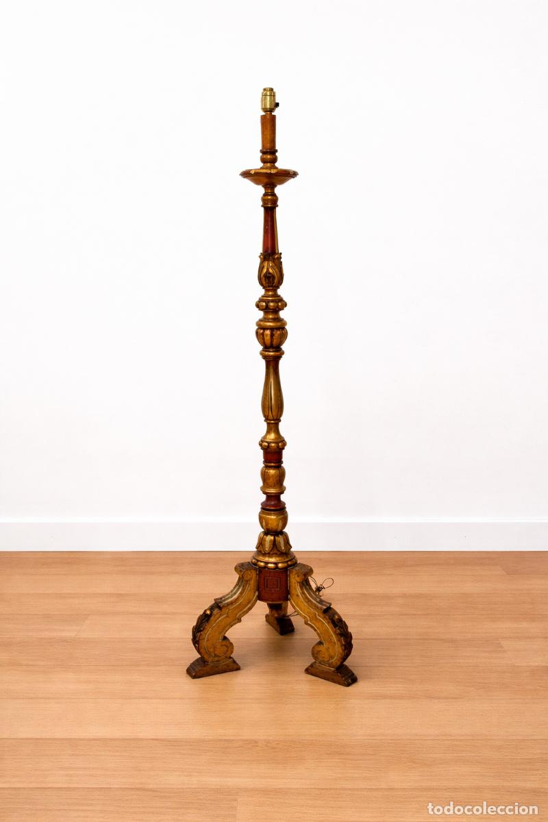 Antig&uuml;edades: L&Aacute;MPARA DE PIE MADERA POLICROMADA