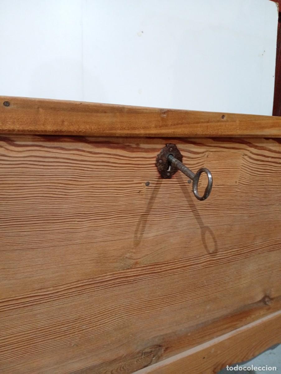 Antig&uuml;edades: Arca con llave de madera de pino. - Foto 4