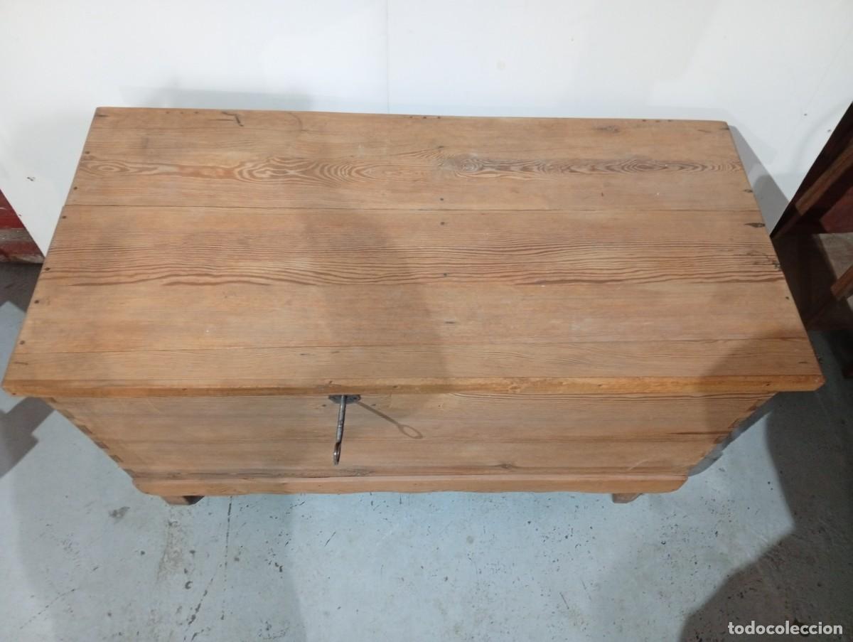 Antig&uuml;edades: Arca con llave de madera de pino. - Foto 6