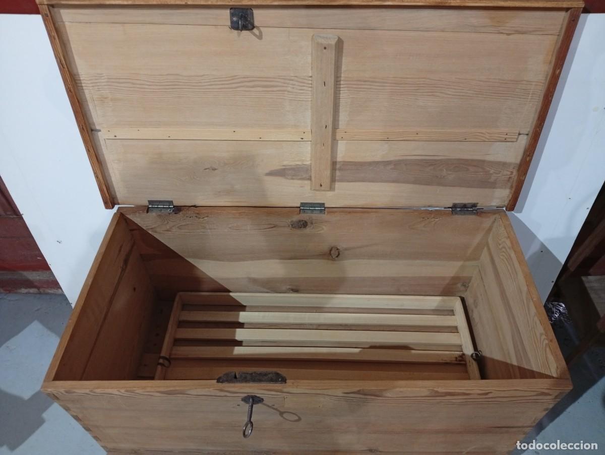 Antig&uuml;edades: Arca con llave de madera de pino. - Foto 7