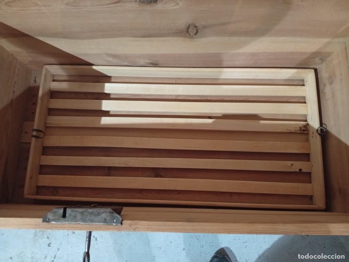 Antig&uuml;edades: Arca con llave de madera de pino. - Foto 8