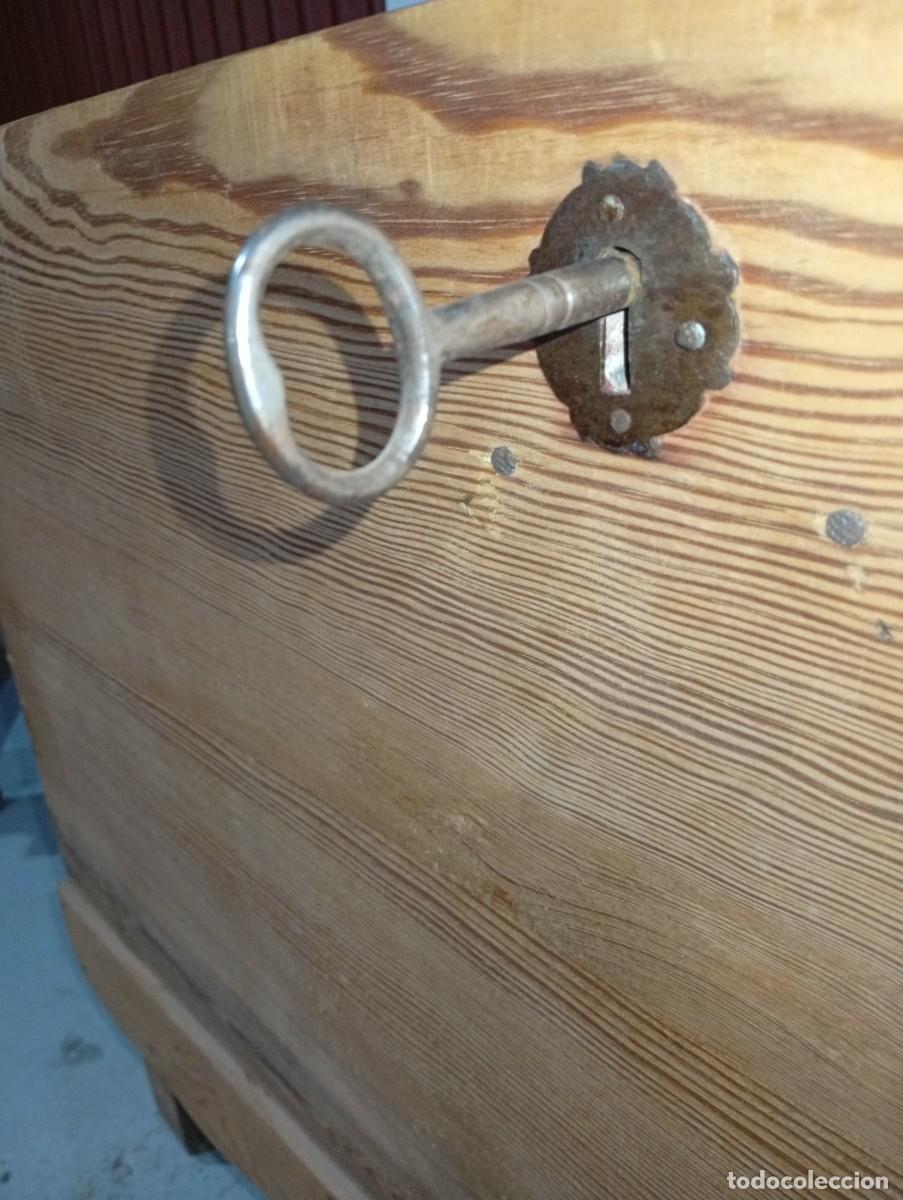 Antig&uuml;edades: Arca con llave de madera de pino. - Foto 10
