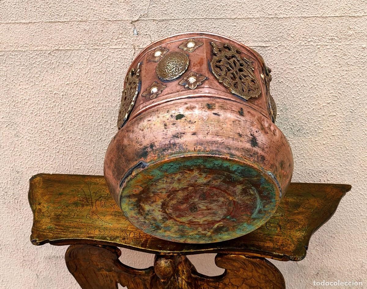 Antig&uuml;edades: Caldero de cobre octogonal con apliques de bronce y laton - Foto 3