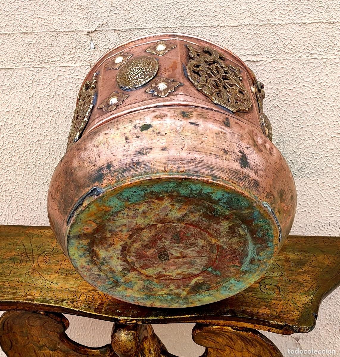 Antig&uuml;edades: Caldero de cobre octogonal con apliques de bronce y laton - Foto 4