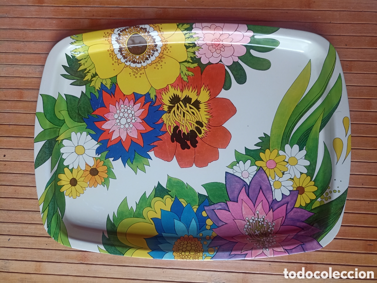 Antig&uuml;edades: Bandeja met&aacute;lica con decoraci&oacute;n flores 38x29 cms- A&ntilde;os 60/70