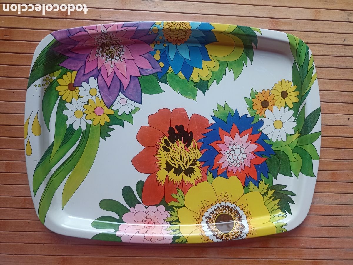 Antig&uuml;edades: Bandeja met&aacute;lica con decoraci&oacute;n flores 38x29 cms- A&ntilde;os 60/70