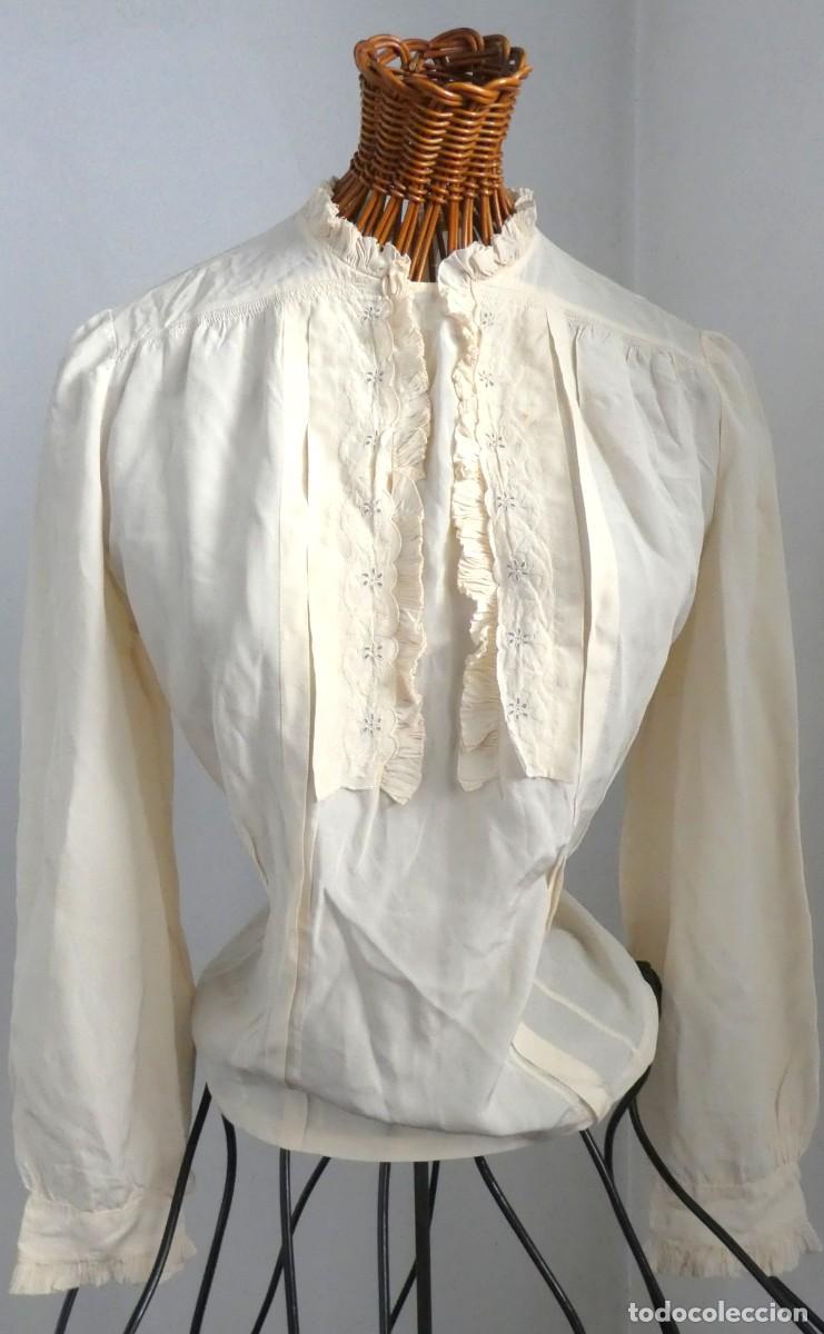 Antig&uuml;edades: ANTIGUA CAMISA DE SEDA CON PECHERA BORDADA PPIO.S.XX