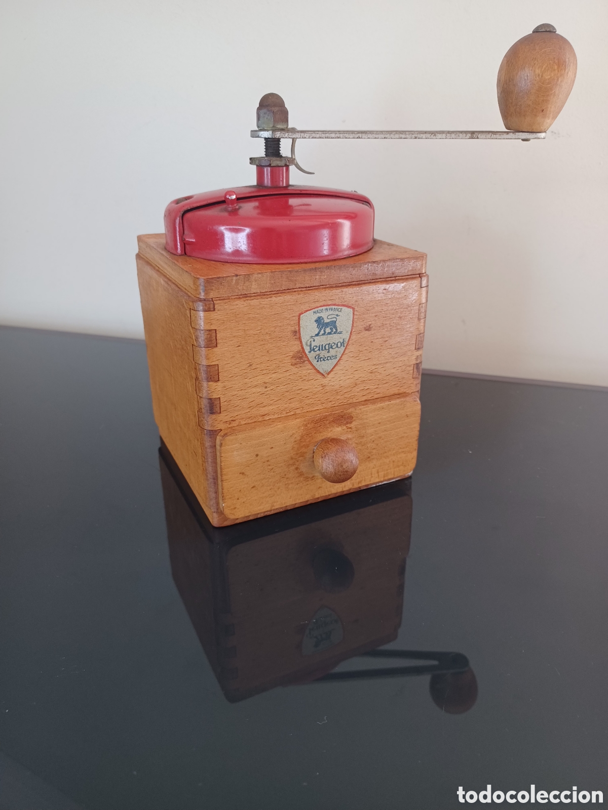 Oggetti Antichi: Molinillo Peugeot Fr&egrave;res. Madera y metal rojo. Estado original sin restauraci&oacute;n.
