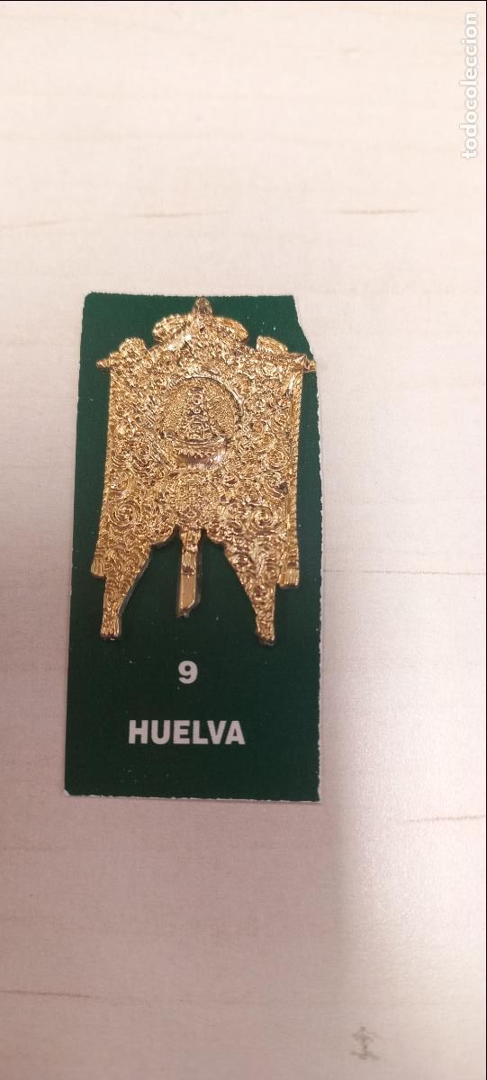 Antig&uuml;edades: HUELVA. 9. ESTANDARTE DE HERMANDAD ROCIERA. VIRGEN DEL ROCIO MINIATURA INSIGNIA.