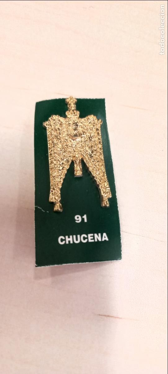 Antig&uuml;edades: CHUCENA. 91. ESTANDARTE DE HERMANDAD ROCIERA. VIRGEN DEL ROCIO MINIATURA INSIGNIA.