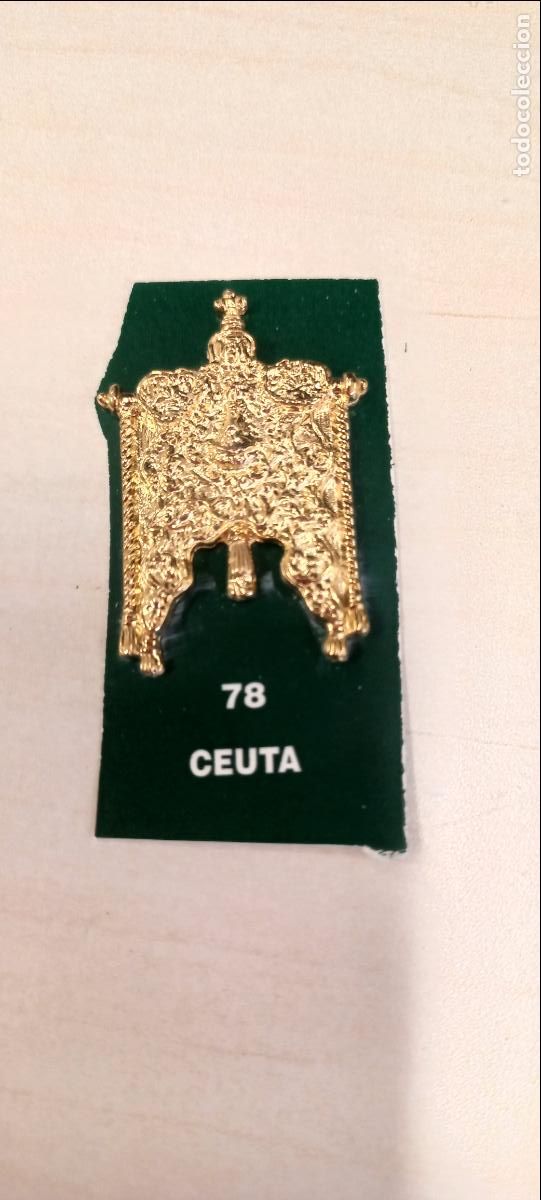 Antig&uuml;edades: CEUTA. 78. ESTANDARTE DE HERMANDAD ROCIERA. VIRGEN DEL ROCIO MINIATURA INSIGNIA.