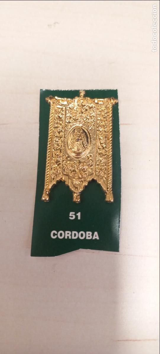 Antig&uuml;edades: CORDOBA. 51. ESTANDARTE DE HERMANDAD ROCIERA. VIRGEN DEL ROCIO MINIATURA INSIGNIA.