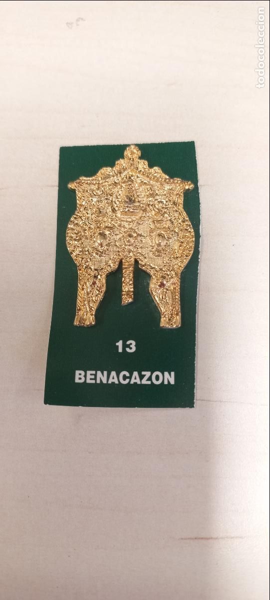 Antig&uuml;edades: BENACAZON. 13. ESTANDARTE DE HERMANDAD ROCIERA. VIRGEN DEL ROCIO MINIATURA INSIGNIA.