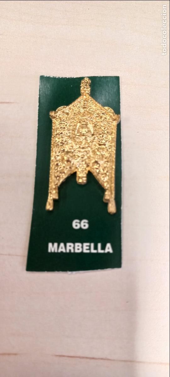 Antig&uuml;edades: MARBELLA. 66. ESTANDARTE DE HERMANDAD ROCIERA. VIRGEN DEL ROCIO MINIATURA INSIGNIA.