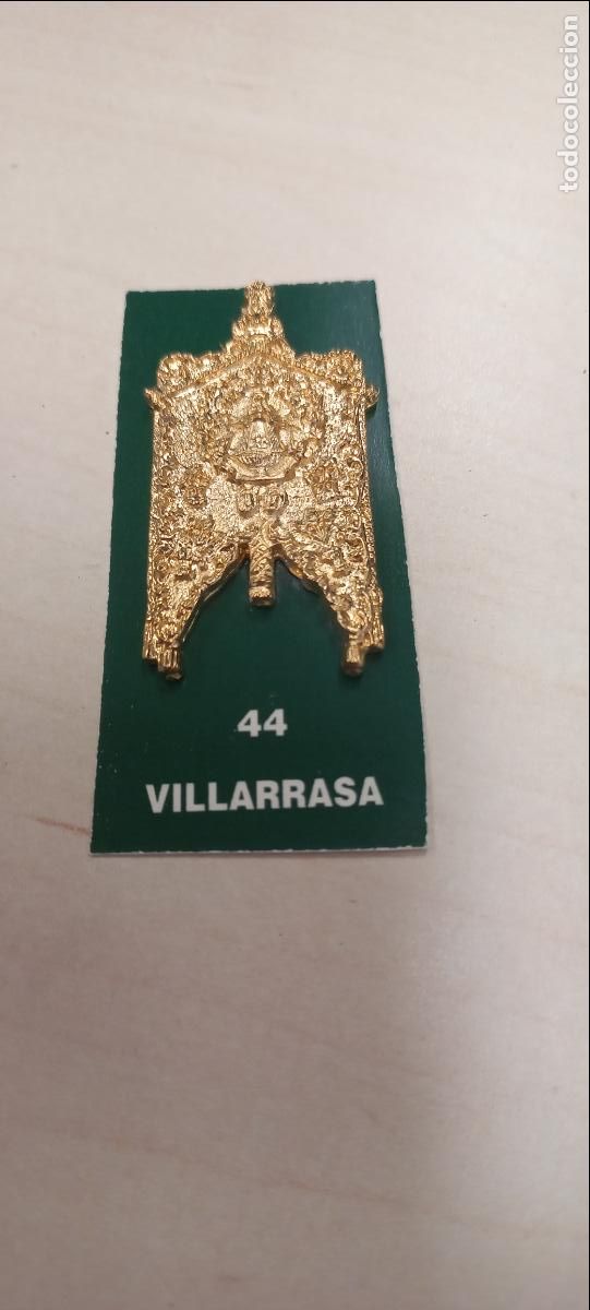 Antig&uuml;edades: VILLARRASA. 44. ESTANDARTE DE HERMANDAD ROCIERA. VIRGEN DEL ROCIO. MINIATURA INSIGNIA.