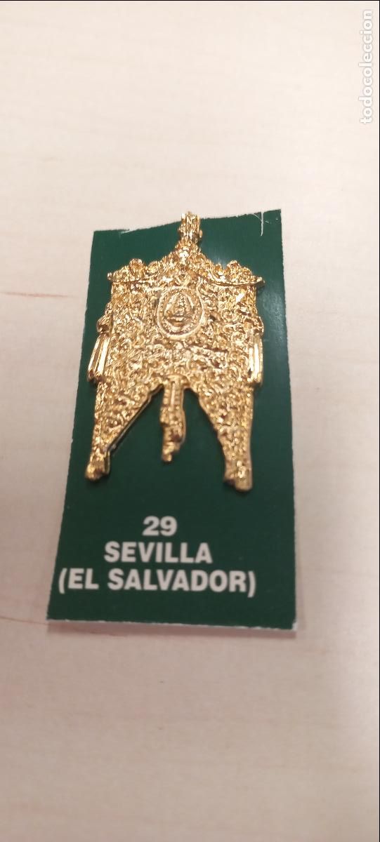 Antig&uuml;edades: SEVILLA. EL SALVADOR. 29 ESTANDARTE DE HERMANDAD ROCIERA. VIRGEN DEL ROCIO. MINIATURA INSIGNIA.