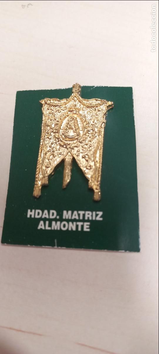 Antig&uuml;edades: HERMANDAD MATRIZ AYAMONTE. ESTANDARTE DE HERMANDAD ROCIERA. VIRGEN DEL ROCIO. MINIATURA. INSIGNIA.