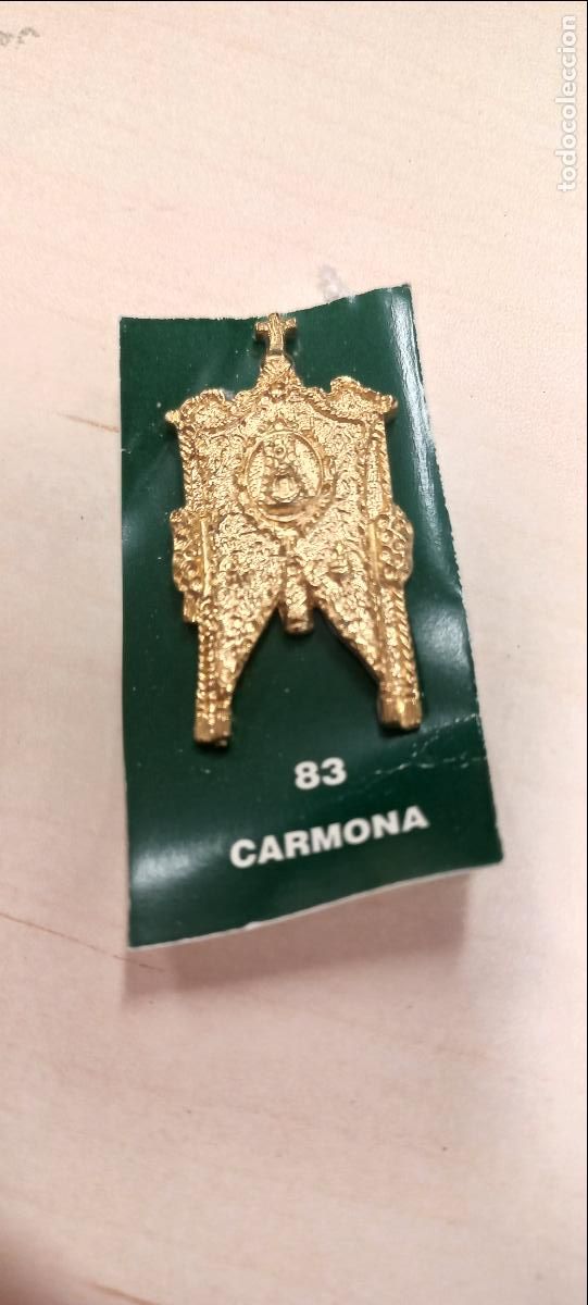 Antig&uuml;edades: CARMONA. 83. ESTANDARTE DE HERMANDAD ROCIERA. VIRGEN DEL ROCIO. MINIATURA. INSIGNIA.