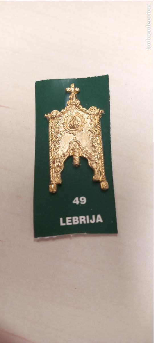 Antig&uuml;edades: LEBRIJA. 49. ESTANDARTE DE HERMANDAD ROCIERA. VIRGEN DEL ROCIO. MINIATURA. INSIGNIA.