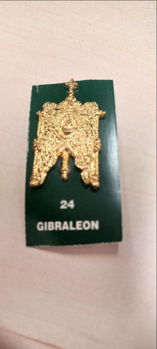 Antig&uuml;edades: GIBRALEON. 24. ESTANDARTE DE HERMANDAD ROCIERA. VIRGEN DEL ROCIO. MINIATURA. INSIGNIA.