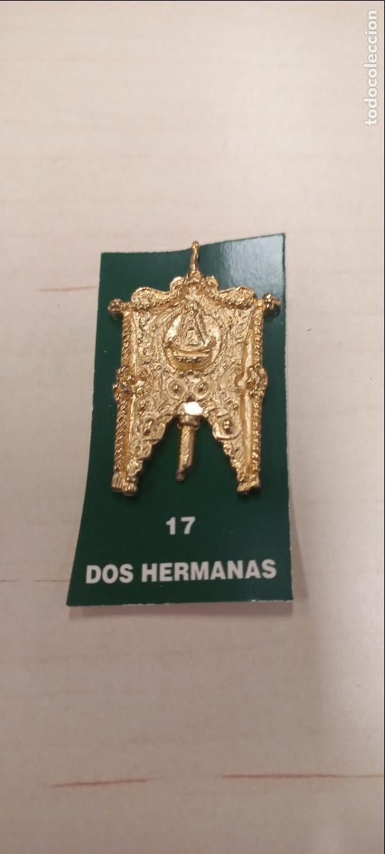 Antig&uuml;edades: DOS HERMANAS. 17. ESTANDARTE DE HERMANDAD ROCIERA. VIRGEN DEL ROCIO. MINIATURA. INSIGNIA.