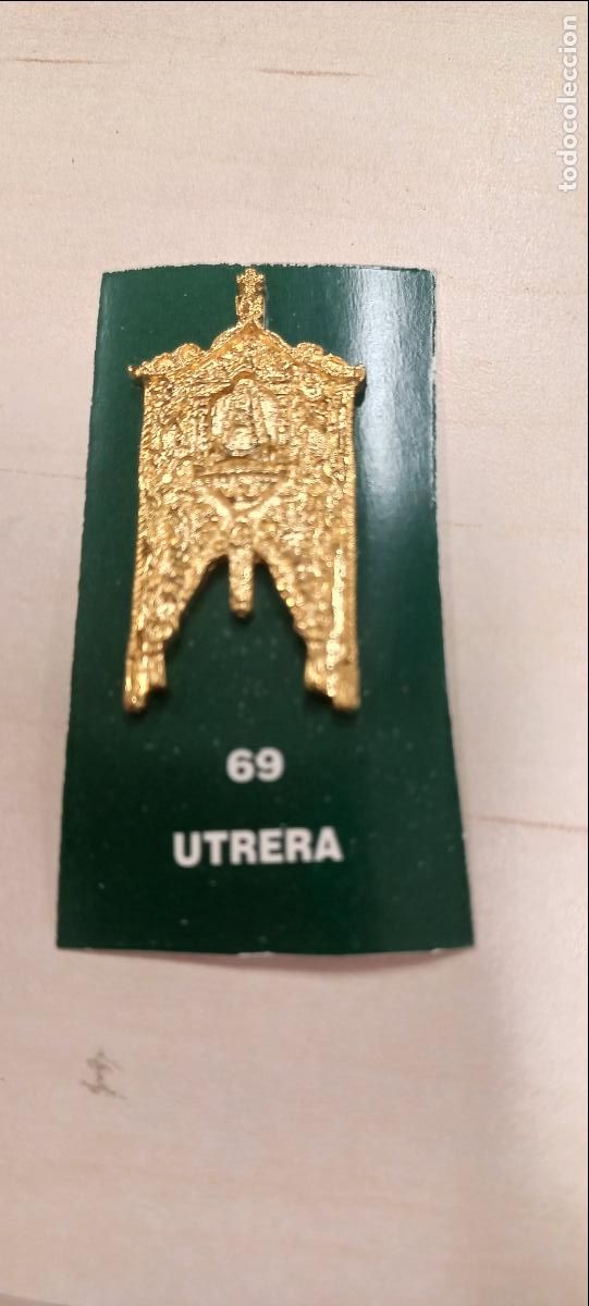 Antig&uuml;edades: UTRERA. 69. ESTANDARTE DE HERMANDAD ROCIERA. VIRGEN DEL ROCIO. MINIATURA. INSIGNIA.