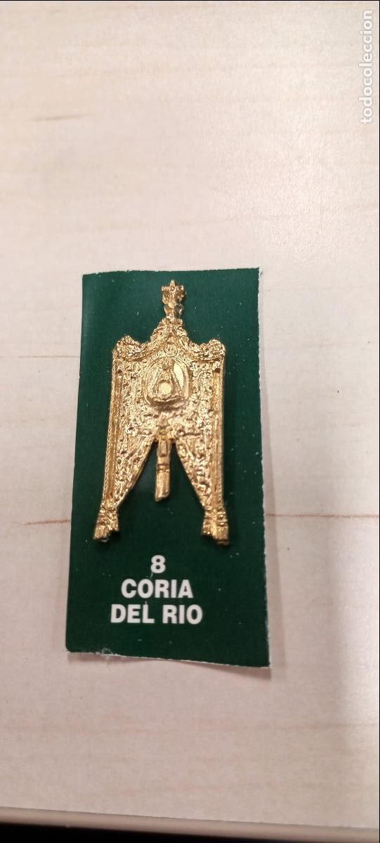 Antig&uuml;edades: CORIA DEL RIO. 8. ESTANDARTE DE HERMANDAD ROCIERA. VIRGEN DEL ROCIO. MINIATURA. INSIGNIA.