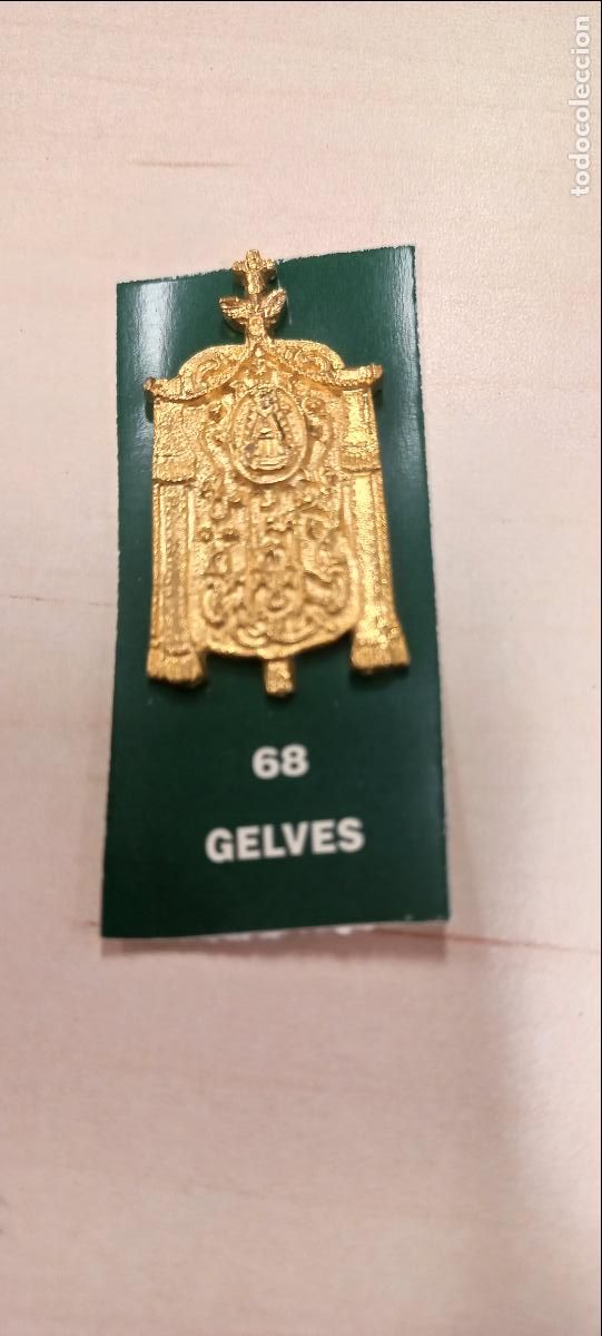 Antig&uuml;edades: GELVES. 68. ESTANDARTE DE HERMANDAD ROCIERA. VIRGEN DEL ROCIO. MINIATURA. INSIGNIA.