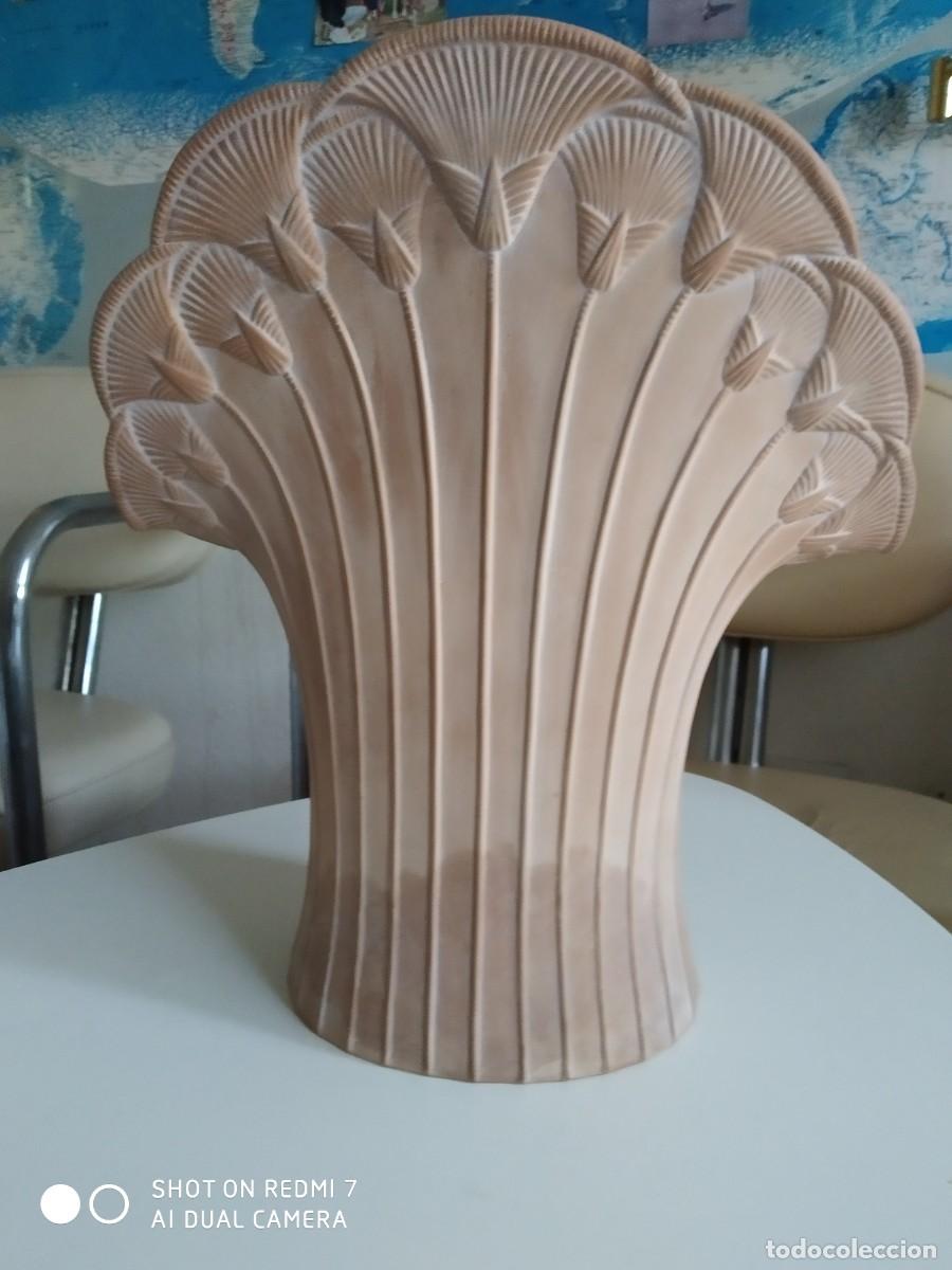 Antig&uuml;edades: Florero Art Deco en terracota - Foto 1