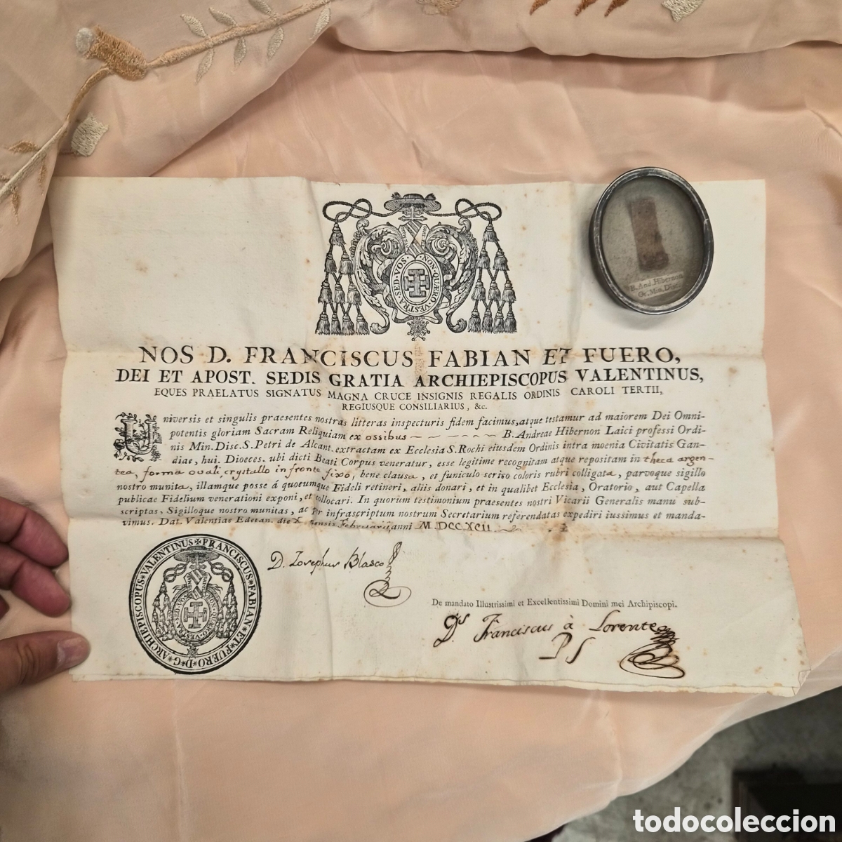 Antig&uuml;edades: Relicario En plata con reliquia de San Andr&eacute;s Hibern&oacute;n, fechado en 1792 S. XVIII con documentaci&oacute;n
