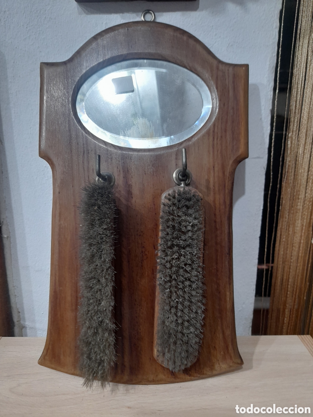 Antig&uuml;edades: Cepillos para ropa con soporte - Foto 1